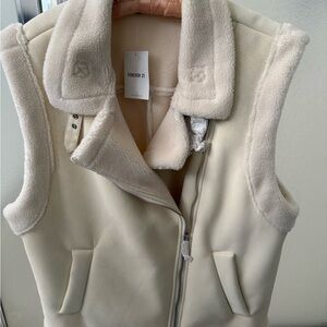 Forever 21 Women's faux shearling Vest NWT